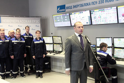 Генеральный директор ООО "Газпром энергохолдинг" Денис Федоров докладывает о готовности энергоблоков к выводу на номинальную мощность