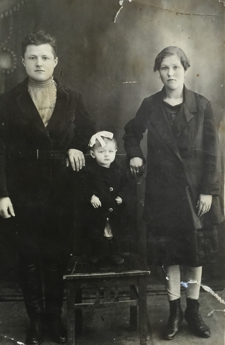 Александр Апполонович Братин с женой Таисией Александровной и дочкой Ангелиной, 1933 год