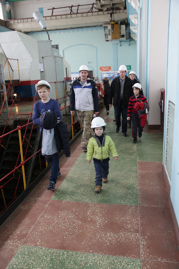 После завершения субботкника на ТЭЦ-12 для детей сотрудников «Газпром энергохолдинга» была организована экскурсия по станции