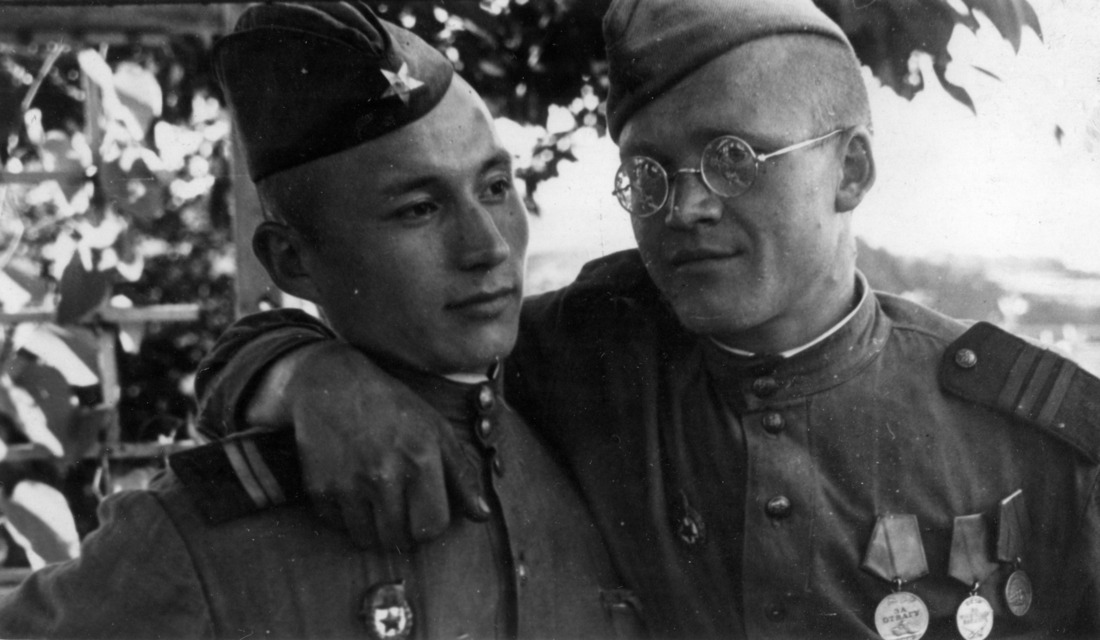 Амирьян Файзрахманов (слева) с сослуживцем, Прага, май 1945 года