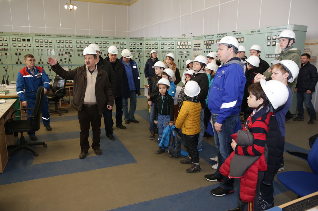 После завершения субботкника на ТЭЦ-12 для детей сотрудников «Газпром энергохолдинга» была организована экскурсия по станции