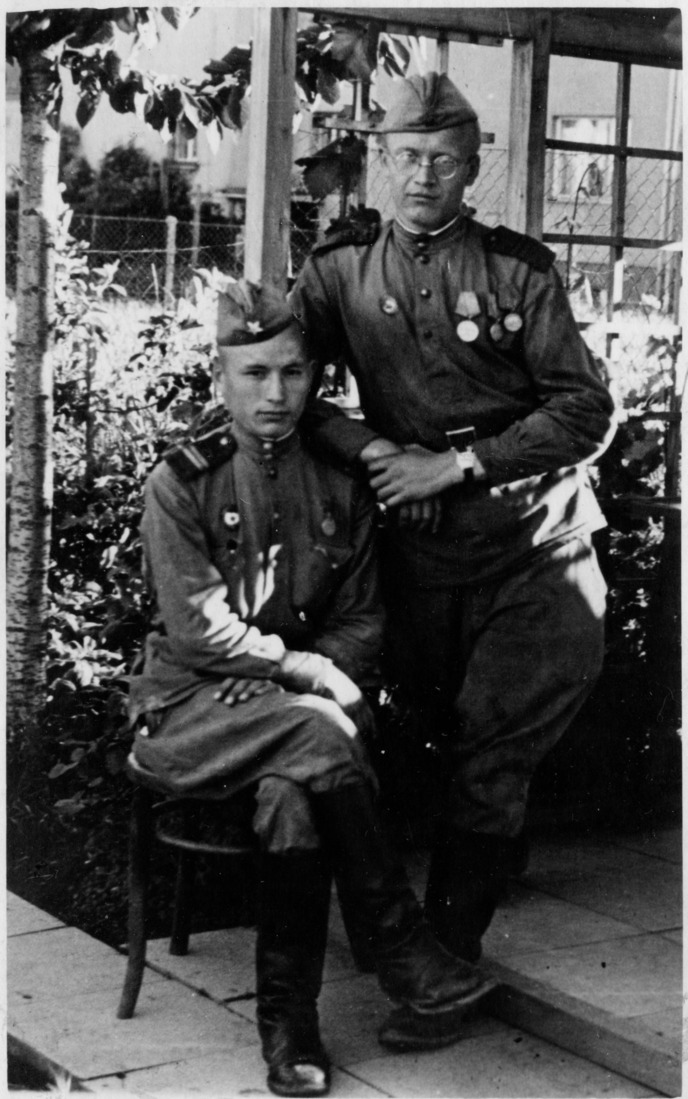 Амирьян Файзрахманов с сослуживцем, Прага, май 1945 года