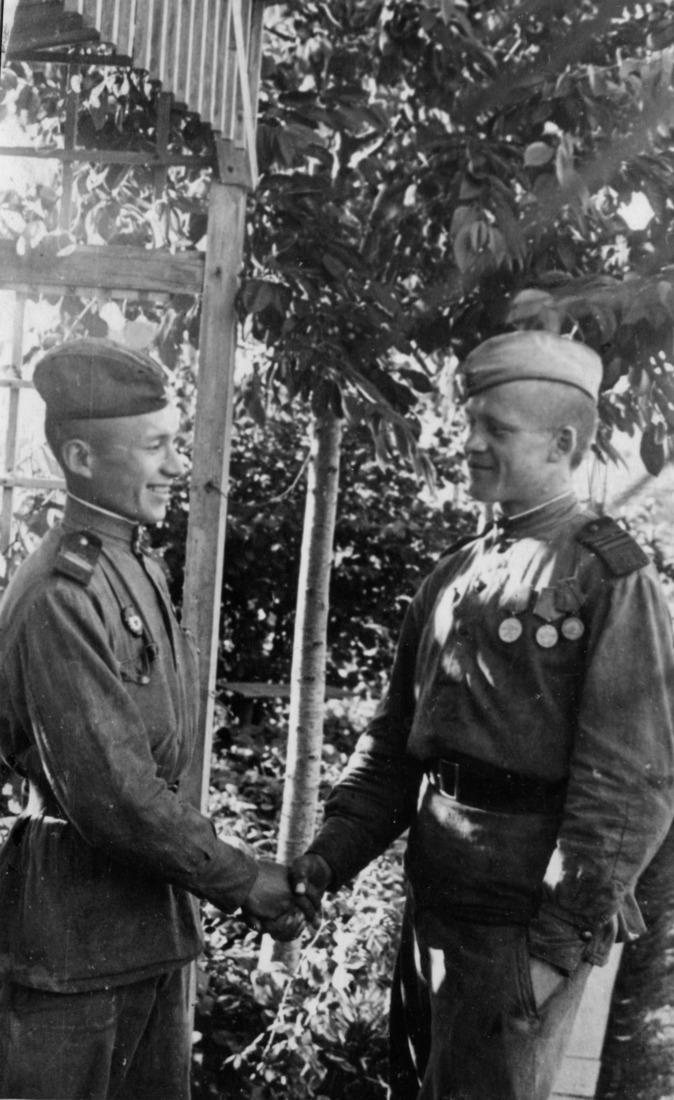 Амирьян Файзрахманов с сослуживцем, Прага, май 1945 года
