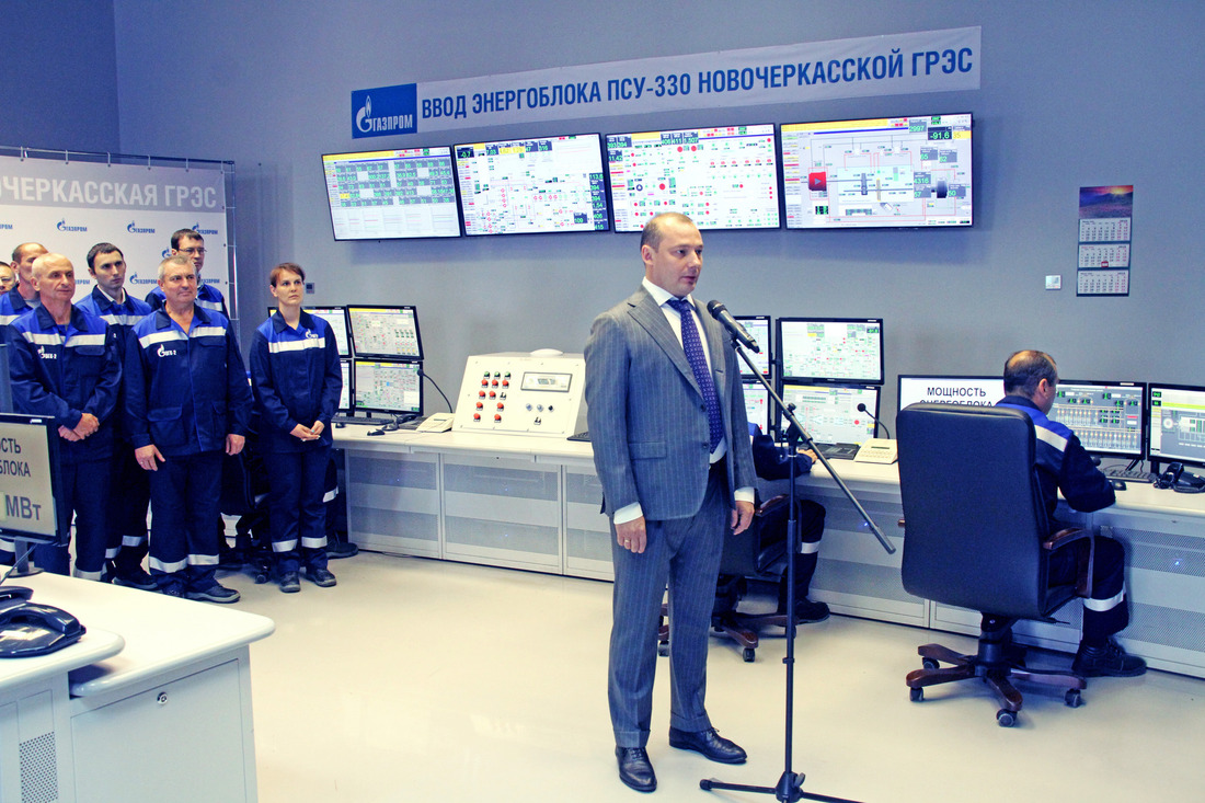 Генеральный директор ООО "Газпром энергохолдинг" Денис Федоров докладывает о готовности энергоблоков к выводу на номинальную мощность