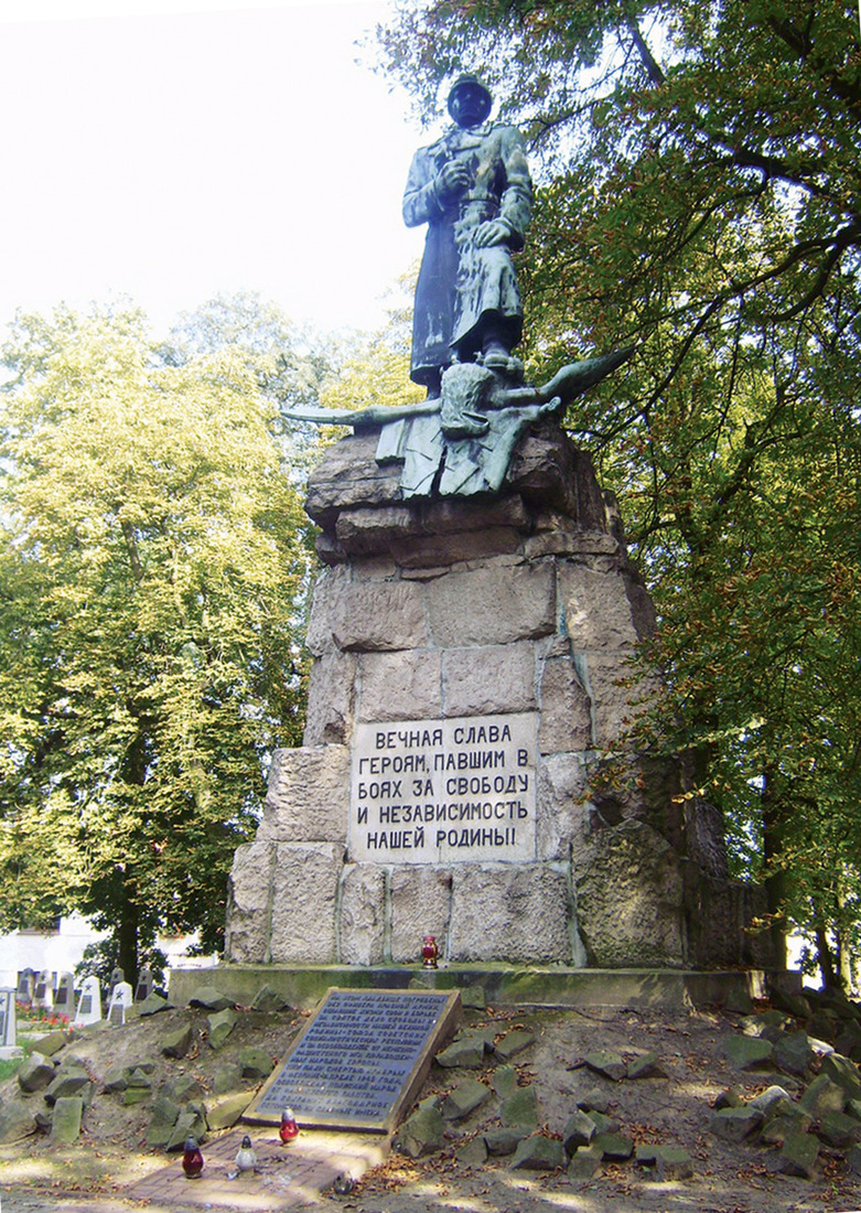 Памятник воину-освободителю на воинском кладбище в городе Вольштын, 2011 год